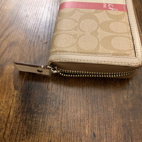 Coach Signature Tan/Creme/Pink Zip Wallet - Picture 6 of 15